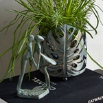 140695 Metalfigur par der kysser fra Speedtsberg ved vase - Tinashjem